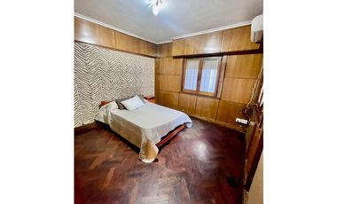 VENTA IMPECABLE CHALET Y DTO SOBRE LOTE DE 450m2 A METROS DE AV COLON