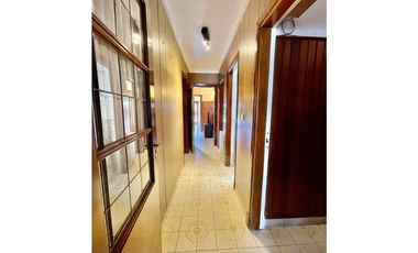 VENTA IMPECABLE CHALET Y DTO SOBRE LOTE DE 450m2 A METROS DE AV COLON