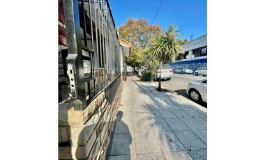 VENTA IMPECABLE CHALET Y DTO SOBRE LOTE DE 450m2 A METROS DE AV COLON