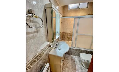 VENTA IMPECABLE CHALET Y DTO SOBRE LOTE DE 450m2 A METROS DE AV COLON