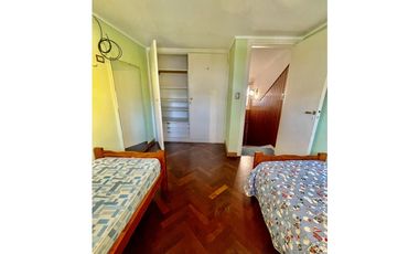 VENTA IMPECABLE CHALET Y DTO SOBRE LOTE DE 450m2 A METROS DE AV COLON