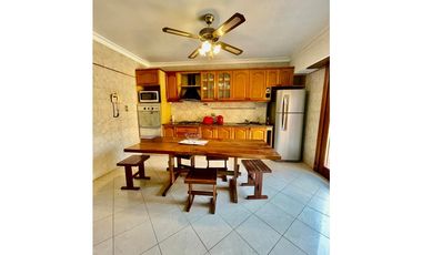 VENTA IMPECABLE CHALET Y DTO SOBRE LOTE DE 450m2 A METROS DE AV COLON