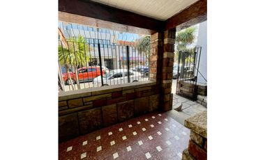VENTA IMPECABLE CHALET Y DTO SOBRE LOTE DE 450m2 A METROS DE AV COLON