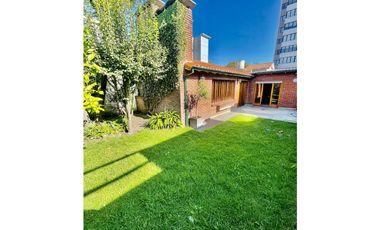 VENTA IMPECABLE CHALET Y DTO SOBRE LOTE DE 450m2 A METROS DE AV COLON