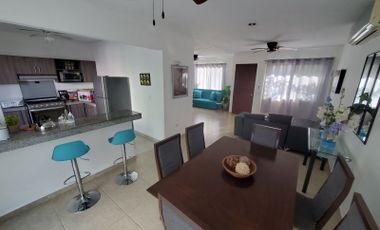 CASA EN VENTA EN PLAYA DEL CARMEN DE 3 REC AMUEBLADA CERCA DE LA PLAYA CON ALBERCA.