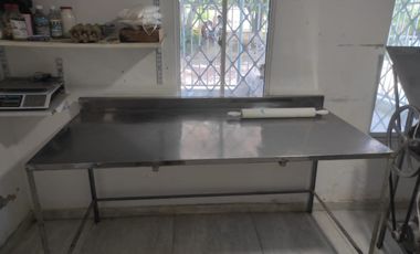 De Oportunidad Venta de Casa con 2 Locales y 2 Apartamentos barrio Blas de Lezo.