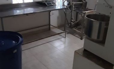 De Oportunidad Venta de Casa con 2 Locales y 2 Apartamentos barrio Blas de Lezo.