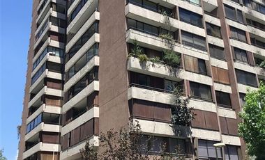 Amplio departamento Remodelado en El Golf calle Luz