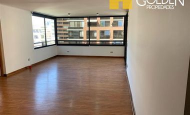 Amplio departamento Remodelado en El Golf calle Luz