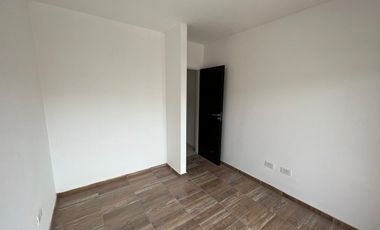 Departamento de dos ambientes al contrafrente a la venta en Wilde