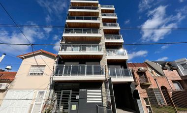 Departamento de dos ambientes al contrafrente a la venta en Wilde