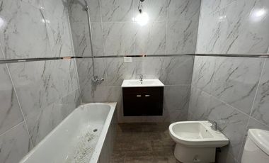 Departamento de dos ambientes al contrafrente a la venta en Wilde