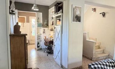 Casa de 4 AMBIENTES y Chalet de 3 AMBIENTES ubicados a 250 metros de la estación .