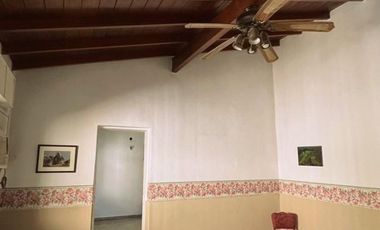 Casa de 4 AMBIENTES y Chalet de 3 AMBIENTES ubicados a 250 metros de la estación .
