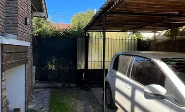 Casa de 4 AMBIENTES y Chalet de 3 AMBIENTES ubicados a 250 metros de la estación .