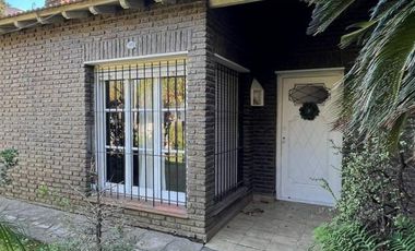 Casa de 4 AMBIENTES y Chalet de 3 AMBIENTES ubicados a 250 metros de la estación .