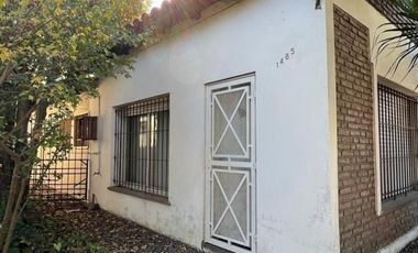 Casa de 4 AMBIENTES y Chalet de 3 AMBIENTES ubicados a 250 metros de la estación .