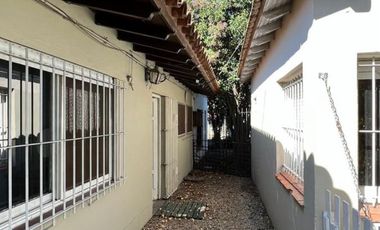 Casa de 4 AMBIENTES y Chalet de 3 AMBIENTES ubicados a 250 metros de la estación .