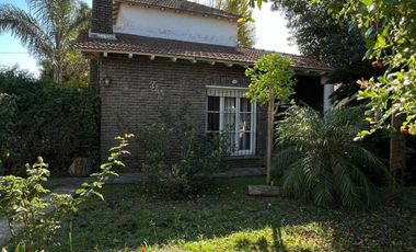 Casa de 4 AMBIENTES y Chalet de 3 AMBIENTES ubicados a 250 metros de la estación .