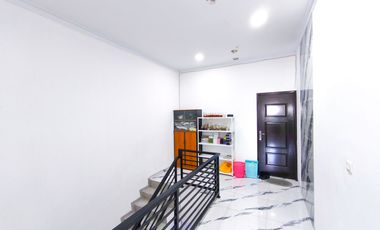 Rumah 3 Lt SHM dekat Mall Taman Anggrek Siap Huni Dibantu KPR J-44711