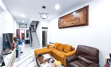 Rumah 3 Lt SHM dekat Mall Taman Anggrek Siap Huni Dibantu KPR J-44711