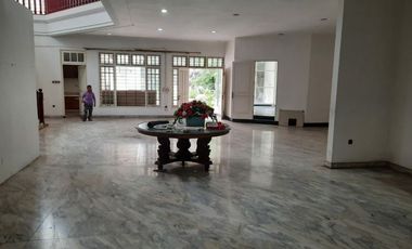 Rumah pusat kota Area Diponegoro Rumah cocok untuk kantor .. ex disewa Kedutaan Polandia Jl Opak Surabaya