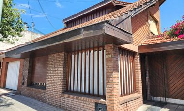 Chalet cuatro ambientes. San Juan. Quincho. Trotadora. Zona comercial.