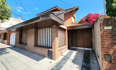 Chalet cuatro ambientes. San Juan. Quincho. Trotadora. Zona comercial.