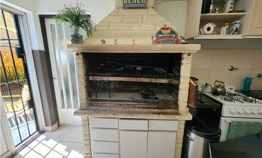 Chalet cuatro ambientes. San Juan. Quincho. Trotadora. Zona comercial.