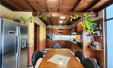 Chalet cuatro ambientes. San Juan. Quincho. Trotadora. Zona comercial.