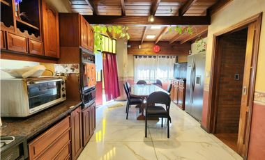 Chalet cuatro ambientes. San Juan. Quincho. Trotadora. Zona comercial.