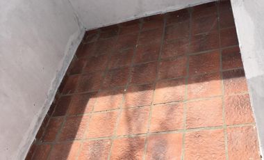 Ph  2 ambientes.Dormitorio, cocina-comedor, baño ,  patio. Proximo a la estacion Excelente estado