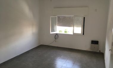 Ph  2 ambientes.Dormitorio, cocina-comedor, baño ,  patio. Proximo a la estacion Excelente estado