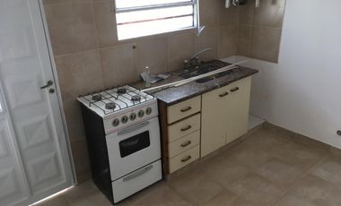 Ph  2 ambientes.Dormitorio, cocina-comedor, baño ,  patio. Proximo a la estacion Excelente estado
