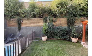 Casa 4D 3B con jardín en Lo Barnechea: Tu refugio en la cordillera