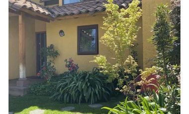 Casa 4D 3B con jardín en Lo Barnechea: Tu refugio en la cordillera