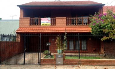 ¡REBAJADO! AMPLIO CHALET  DE 5 AMBIENTES - TOMA PERMUTA menor valor 30%