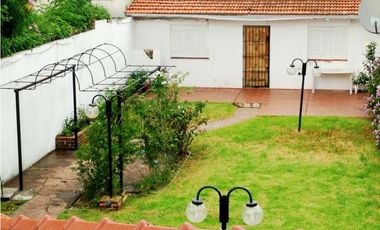 ¡REBAJADO! AMPLIO CHALET  DE 5 AMBIENTES - TOMA PERMUTA menor valor 30%