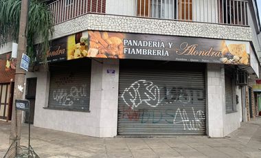 Venta amplio local sobre Av. Crstiania (Dividido en 2)