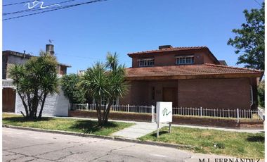 HERMOSA CASA EN CASTELAR NORTE