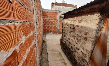 Venta URGENTE Lote con Vivienda en Villa Luzuriaga