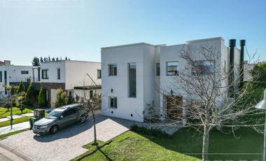 Casa en venta sobre lote interno - Los Alisos , Nordelta