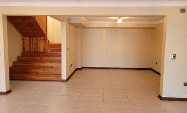 Se vende espaciosa casa cercano a plaza Miraflores