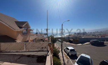 Se arrienda hermosa y amplia casa Jardines del Sur