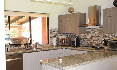 VENDO HERMOSA Y AMPLIA CASA EN PRIVADA DE SOLO 4 CASAS, FRACC. REAL DE TEZOYUCA