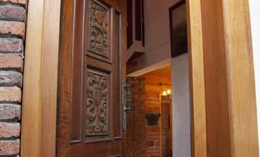 Casa en Venta en Vista del Valle, estilo colonial mexicano, con gran jardín