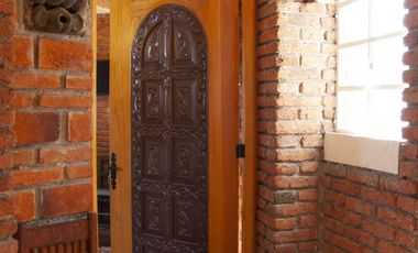 Casa en Venta en Vista del Valle, estilo colonial mexicano, con gran jardín