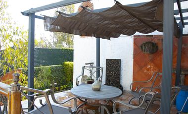 Casa en Venta en Vista del Valle, estilo colonial mexicano, con gran jardín