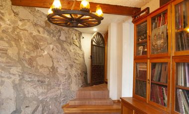 Casa en Venta en Vista del Valle, estilo colonial mexicano, con gran jardín