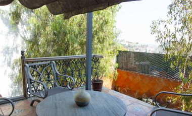 Casa en Venta en Vista del Valle, estilo colonial mexicano, con gran jardín